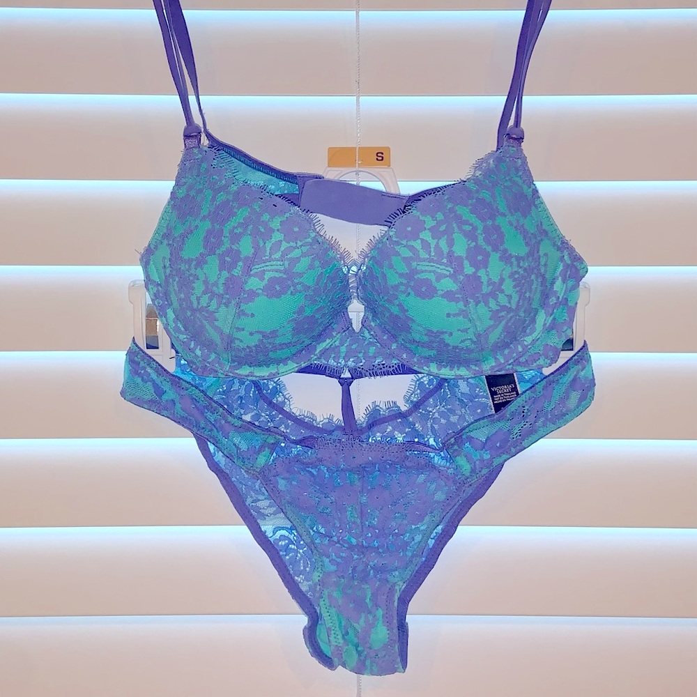 Very Sexy VS Bra (32B) w/ matching Small Cheekini